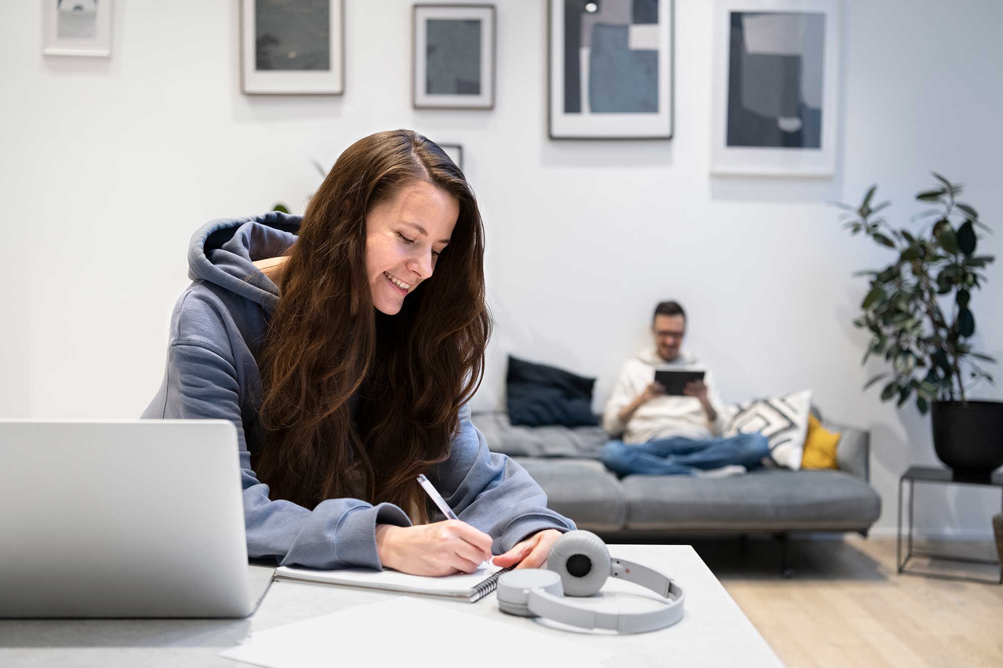 Par som sitter i en studentlägenhet och studerar